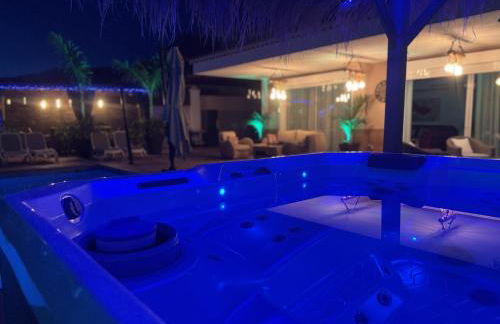 VILLA BLOSSOM in the beautiful area of Puerto Santiago Tenerife with 5 bedrooms for up to 10 guests private swimming pool and many other activities to entertain the family Secure parking for 2 cars and disabled access throughout - Foto 71