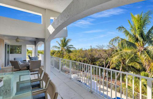 NEW LISTING! Reel Joy Waterfront Luxe with Pool and Private Dock home - Foto 67