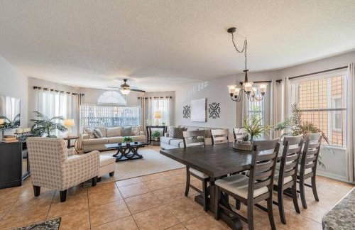 LOVE AT FIRST SIGHT! NEW Disney Home, Sleeps 6, Pool, Patio, NO Steps, LOW Rates! - Foto 1