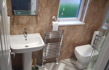 Goswick House - Entire 4Bed House Serviced Accommodation Newcastle FREE WIFI & FREE 2 OFF STREET PARKING SPACES UK - Foto 7