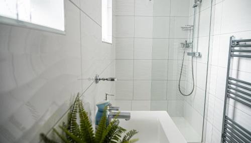 Stylish Flat in Wolverhampton - Short and long Stay with Free Parking - Foto 3, Shower