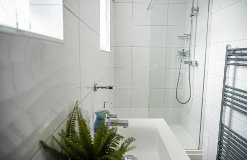 Stylish Flat in Wolverhampton - Short and long Stay with Free Parking - Photo 3