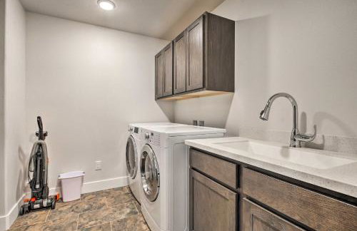 Mendenhall Valley Escape with Furnished Deck! - Foto 32