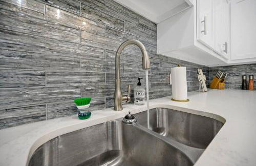 Diamond Cabin w/ jet shower & secluded back deck! - Foto 46