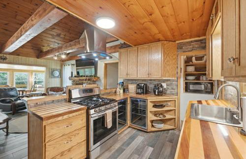 Sitting Bear Cottage with Hot Tub - Photo 18
