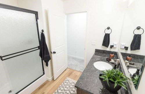 NEW! Boise BaseCamp -Fire Pit -E-Bikes -Greenbelt - Foto 56