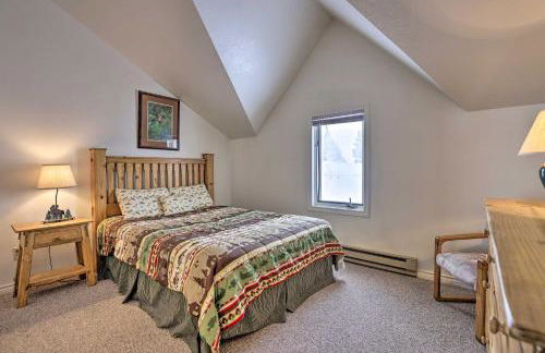 Fireplace and Stream Access Cozy Grand Lake Retreat - Foto 18