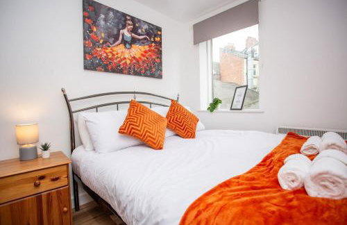 Modern 2BR Pad - 4 Min to Station, Fast WiFi and Smart TVs! - Foto 22