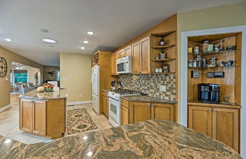 Riverfront Paradise with Hot Tub and Pool in Kinsale! - Foto 8