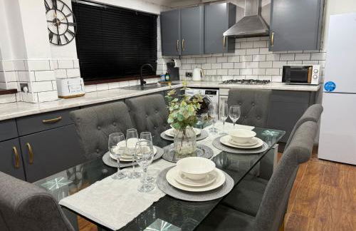 Stylish & Cosy Home in Bridgend with free parking - Photo 1