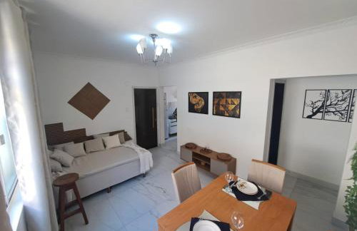 Barra - Espaçoso Apt frente Shopping Barra - 100 m2, 2 quartos, varanda, sala, banheiro e cozinha completa, 2 camas casal, 1 cama de solteiro, 1 sofá cama - Foto 42