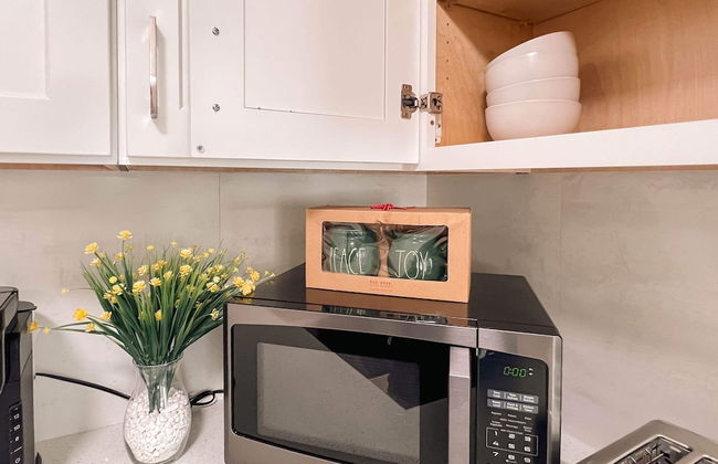 Modern Retreat With Spacious Yard & Cozy Interiors - Photo 29