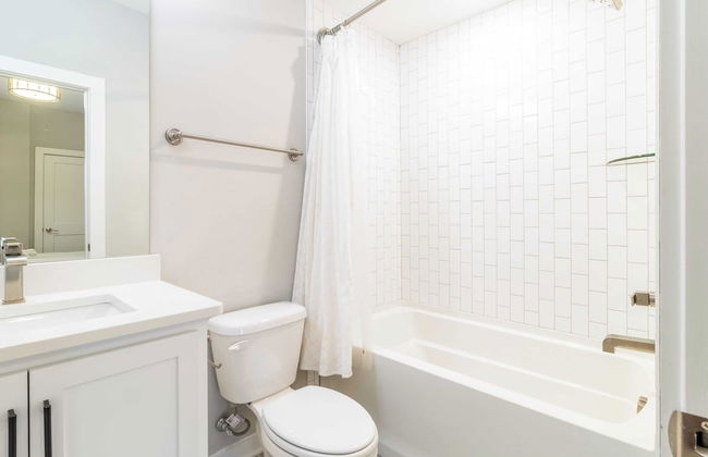 Monty by Avantstay 4bdr 4ba, Balcony w/ Outdoor Seating, 5mins to DT - Photo 30