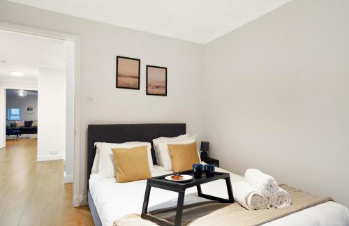 Luxury 3-Bed Apartment with Private Garden En-Suites & Underground Parking Prime NW6 London Location - Foto 8