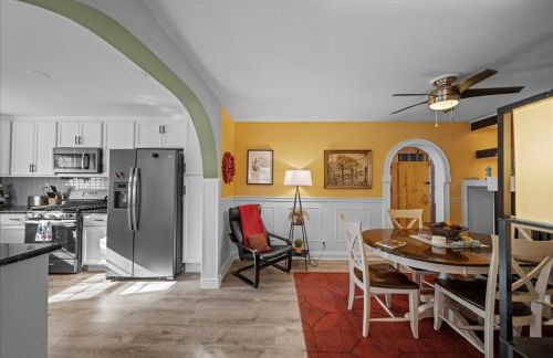 3BR Overland Park Home with Patio and Waterfall Pond - Foto 30