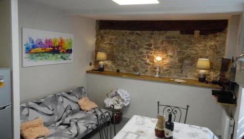 Chez Jérôme, au pied de la cité médiévale - Foto 4