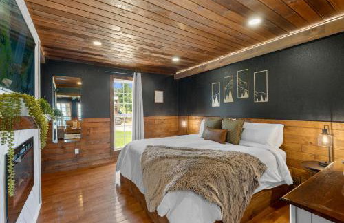 Wood Haven Cabin with a hot tub fire pit & indoor pool - Photo 20