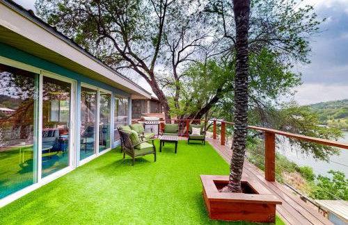 Mid-Century Modern Lake House with Private Waterfront Pool & Boat Dock - Photo 31