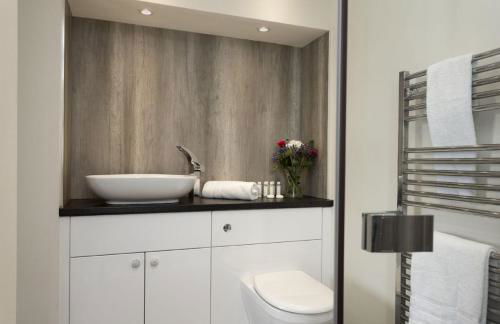 Broad Meadows Farmhouse 12 Guests - Photo 23