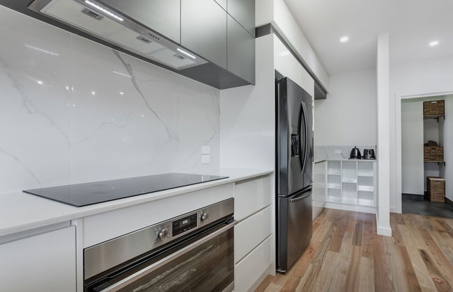 Luxe Home by the BnB Collection - Photo 7