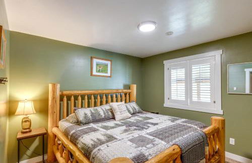 Deck with Hot Tub Ashton Cozy Cub Cabin - Foto 14