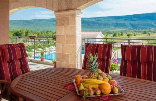 5-Bed Villa with Pool, Jacuzzi & Padel Court - Foto 9