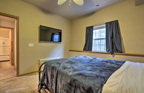 Pool Access and Boat Slip Lake Ozark Condo! - Foto 14