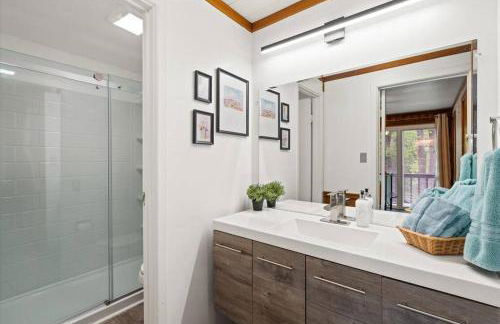 The Gingerbread House - 4 BR chalet, Sunroom, Deck, sleeps 10, modern amenities - Foto 48