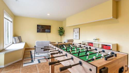 Spacious & Serene 6-Br Family Retreat in Kirkland - Photo 4