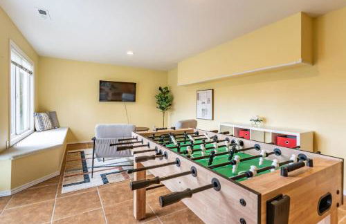 Spacious & Serene 6-Br Family Retreat in Kirkland - Photo 4