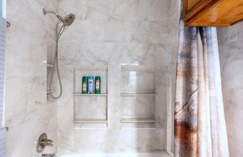 Ultimate Game Room Oasis for 12 - Private Patio - BBQ - 2 Kings - 6 TVs - Full-Body Massage Chair - Foto 34