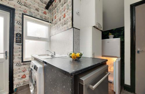 Newcastle CITY APT5,FREE STREET PARKING,4 BEDROOM HOUSE WITH 2 FULL BATHROOM AND KITCHEN,ALL ROOMS WITH TVs,7 BEDS,NETFLIX - Photo 26