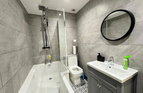 3BD Modern Home with Free Private Parking - Foto 19