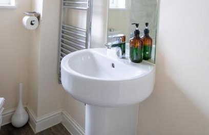 Impressive 4 Bed House Sleeps 8 - Private Parking Fast Wi-Fi Netflix & Foosball, Business Insurance and Leisure Travellers Welcome - Foto 13