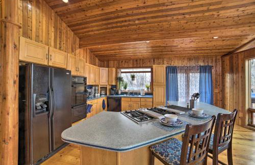 Grand Escape w/ Deck, Game Room, Nature View! - Foto 15