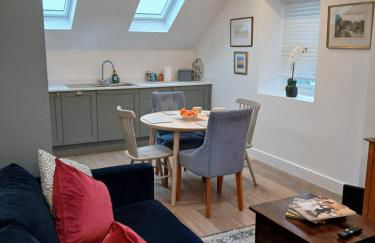 Luxury 1 bed apartment close to Airport and Exhibition centre ideal for short long term stays very cosy nicely furnished for comfort with all mod cons FreeParking on site Free WIFI - Foto 2