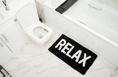 Luxury 3-Bedroom Home , with Free parking - Photo 17