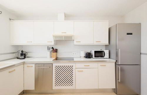 Modern beachside Penthouse with amazing sea views in Costabella, Marbella - Photo 9