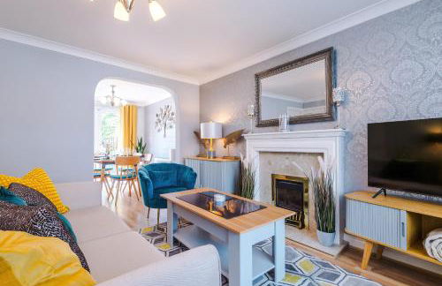 Beach Retreat with Hot Tub Sleeps 8 - Foto 1