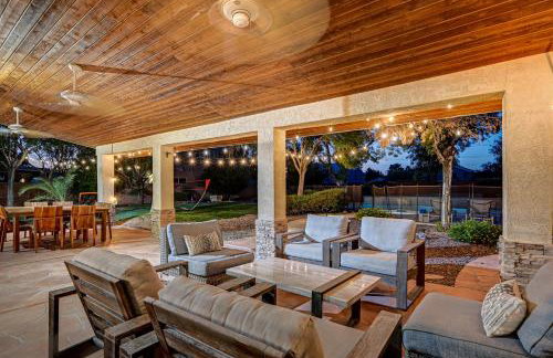 Luxury 6 BR Home Large Pool & Spa with Grassy Yard - Photo 15