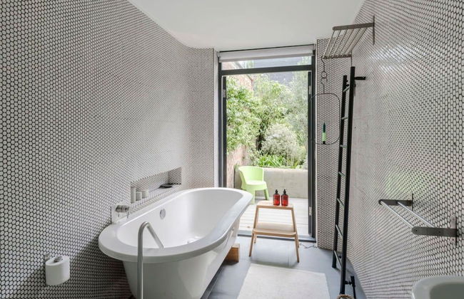 Stylish Georgian Townhouse w Sun Terrace Garden - Photo 15