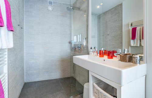 Can Ema, villa moderna con piscina frente al mar - Photo 33