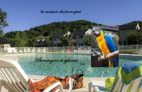 t3 duplex la maison du perroquet 2 chambres 2 piscines dans un village de vacances a saint geniez d'olt aux portes de l'Aubrac - Photo 1