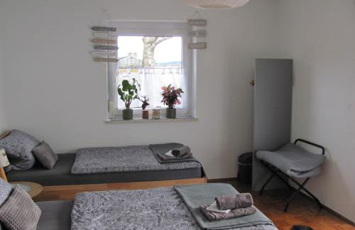 #1Gemütliches ruhiges sonniges Balkonzimmer mit Gemeinschaftsbad W-Lan Airport nah Late Night Check in Haus Nr 9,5 - Foto 1