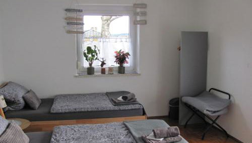 #1Gemütliches ruhiges sonniges Balkonzimmer mit Gemeinschaftsbad W-Lan Airport nah Late Night Check in Haus Nr 9,5 - Foto 1