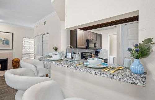 Upscale City Apartment with Pool , Fitness Center - Foto 8