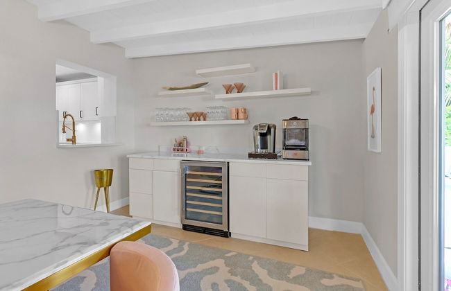 Flirty Flamingo Colorful Waterfront Escape w Pool - Foto 43