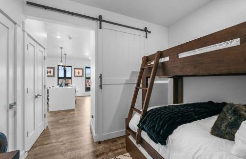 4-Season Modern Mountain Penthouse with Private Hot Tub & Scenic Views - Foto 28