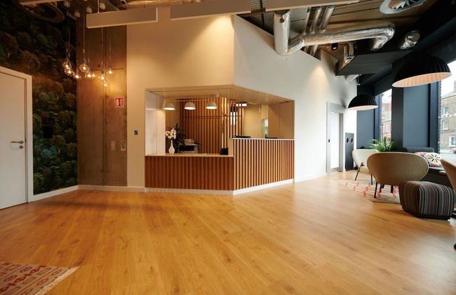 Student Only The Loom - Photo 2