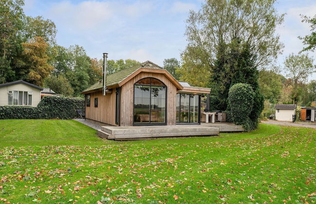 Fantastic Chalet Near Open Waterways, hot tub - Photo 34